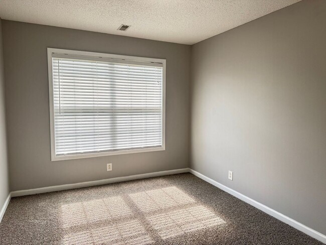 Building Photo - Almost 2000 sq.ft! Super Nice & Clean! 3 B...