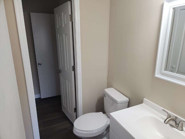 Building Photo - Two Bedroom Condo in Walking Distance to Hilton Head Island Beaches!