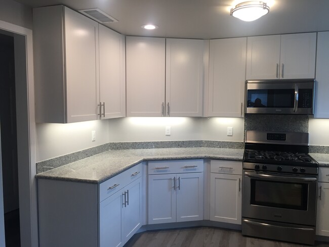 Granite countertops - 499 Evergreen Ave