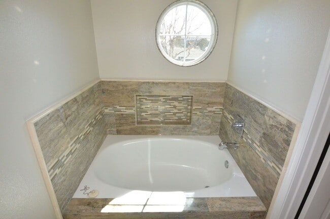 Building Photo - Beautiful Remodeled 2 Bed 2.5 Bath Condo in Pacific Ranch