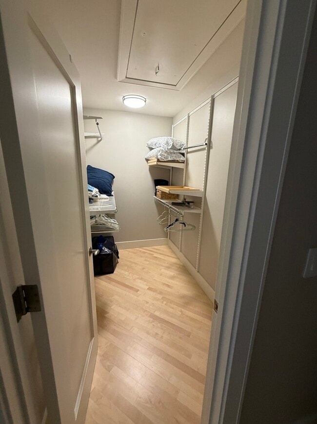 Building Photo - 525 Senon Dr