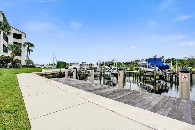 Building Photo - 925 Oak Harbour Dr