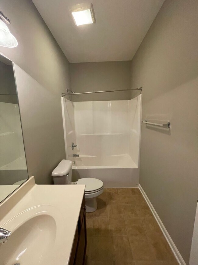 Building Photo - 2 bed, 2 bath, 2 car garage ranch style home in N. Knoxville