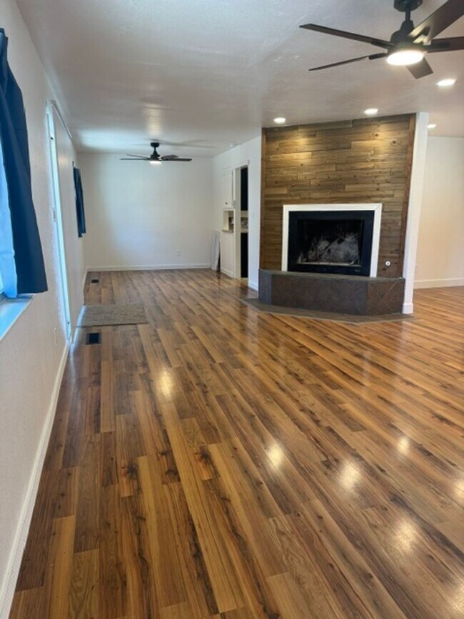 Building Photo - Beautiful 4 Bedroom 2 Bathroom Home with Solar!