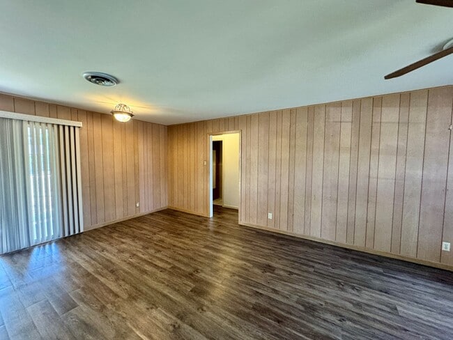 Building Photo - 719 Lake Dr