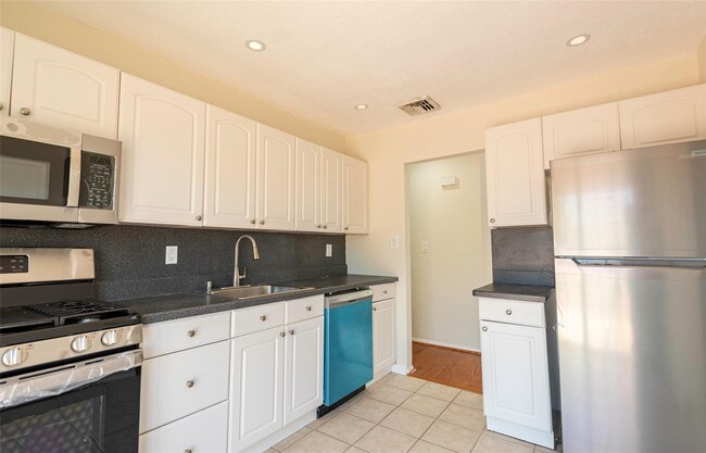 Building Photo - 2515 S Seamans Neck Rd