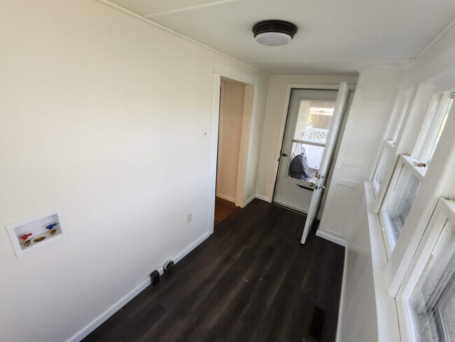 Laundry room w/ hookups - 1402 Lynn St