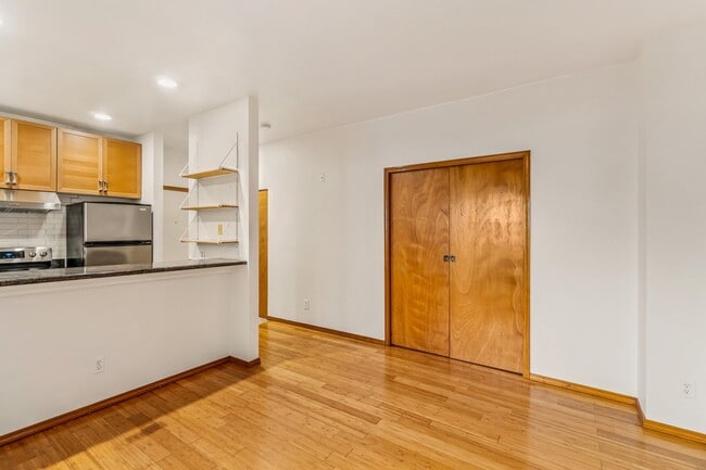 Building Photo - 1 Bedroom Apartment Next To Cal Anderson Park! *Utilities and Garage Parking Included!*