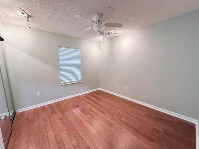 Building Photo - Beautifully Updated 2-Bedroom Condo in Prime Gulf Gate Location