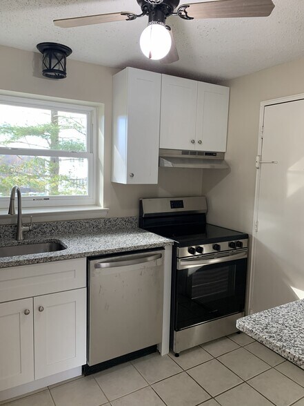 Kitchen with new appliances - 37 Robbins Ln