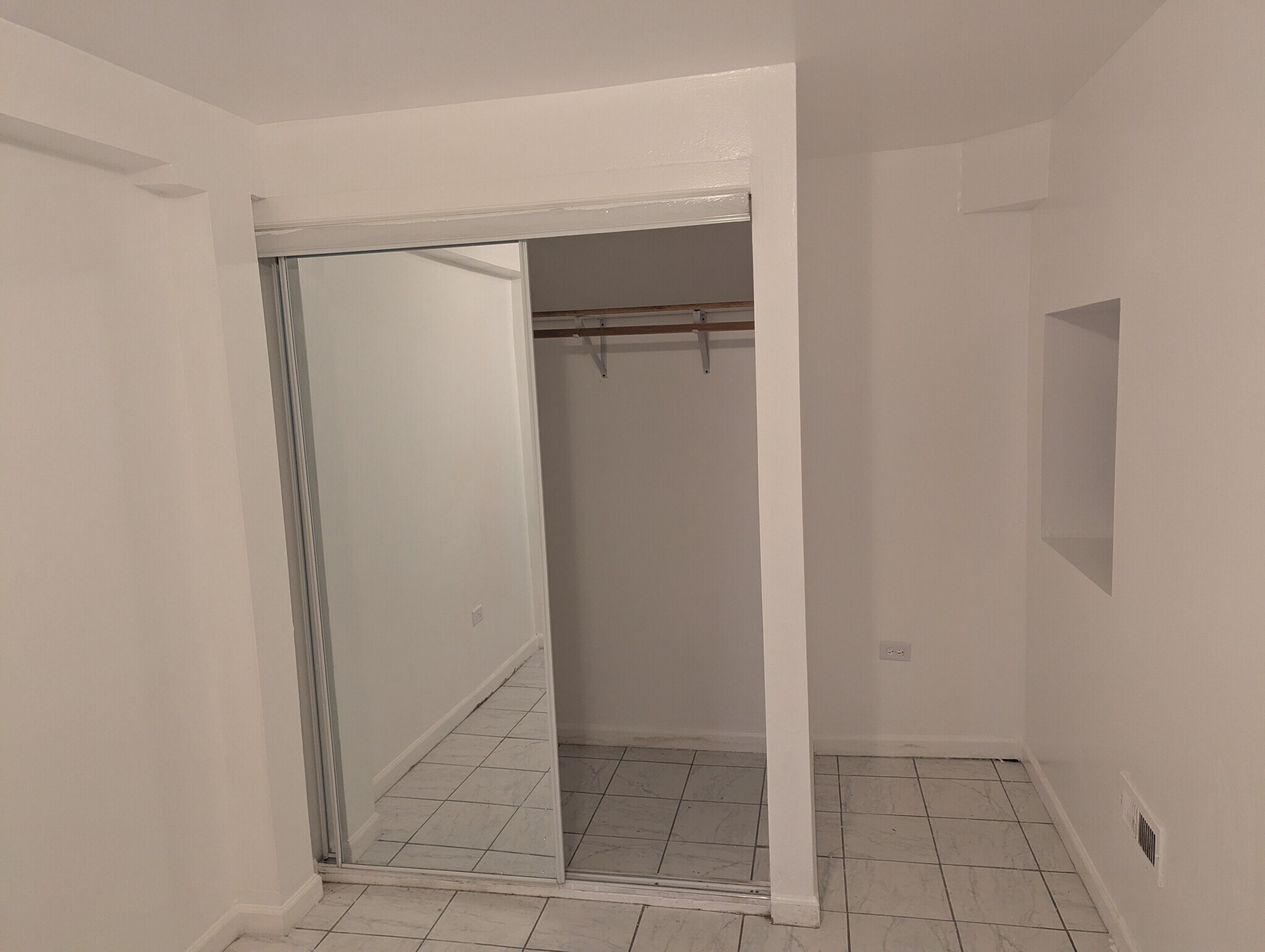 Building Photo - 1318 S Kolin Ave