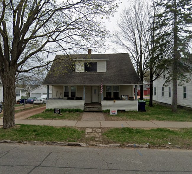 Primary Photo - Spacious 4 Bedrooms!