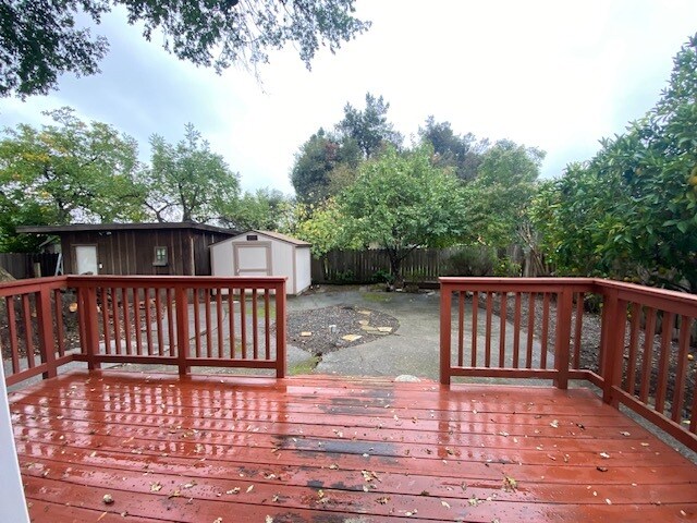 Building Photo - 447 W 2nd St