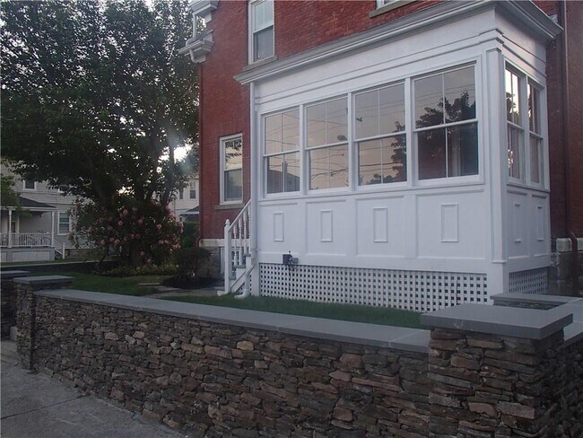 Building Photo - 490 Broadway