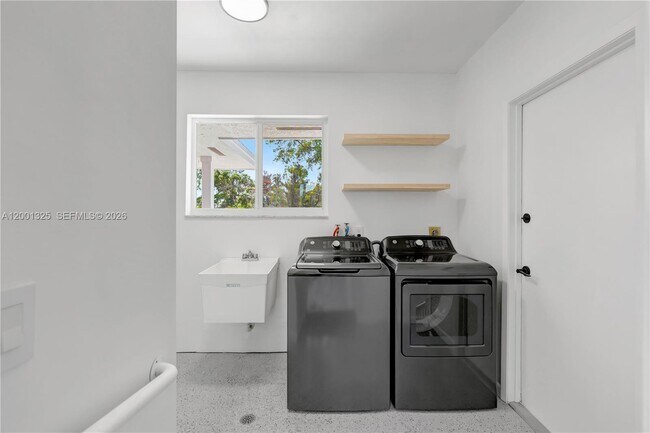 Building Photo - 9125 SE Karin St