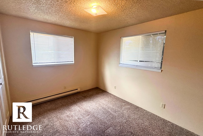 Building Photo - Charming Single Level Apartment in East Me...