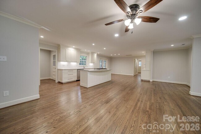 Building Photo - 6700 Castlegate Dr