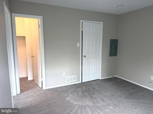 Building Photo - 258 Barclay Ct