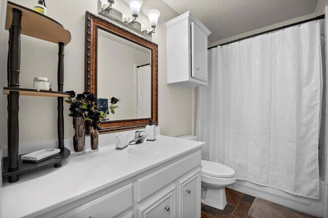 Building Photo - 3/2/2 Across from All Saints Episcopal School