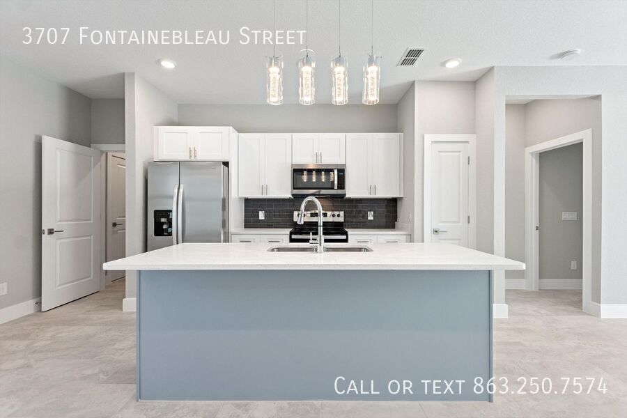 Building Photo - 3707 Fontainebleau St