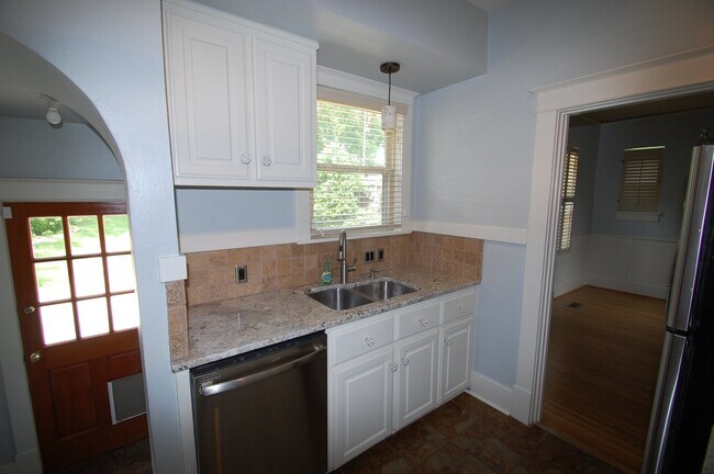 Building Photo - 917 Skyline Dr