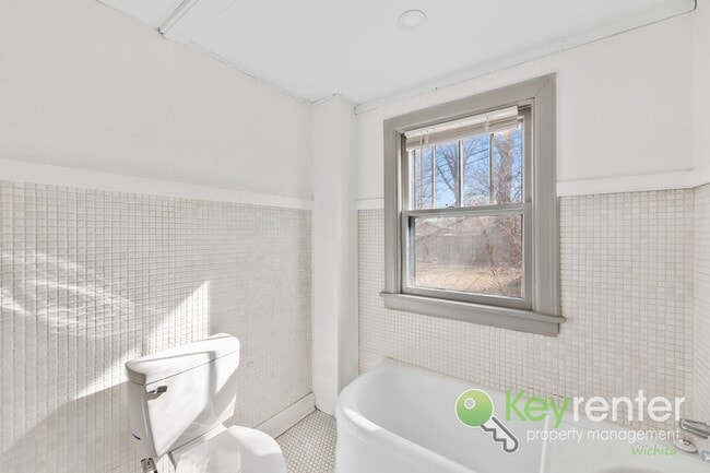 Building Photo - E Lewis St Duplex