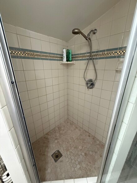 Building Photo - 15916 Binney St