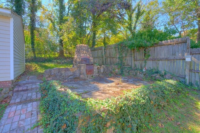 Building Photo - Grandin Court Foursquare convenient to SW City & SW Co!