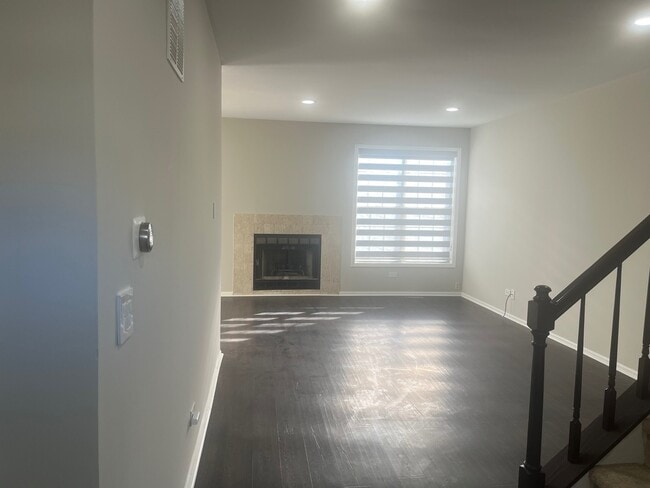 Building Photo - 567 W Parkside Dr