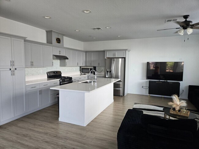 Building Photo - Home For Rent