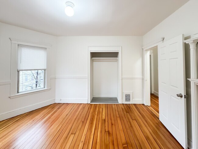 Building Photo - 620 River St