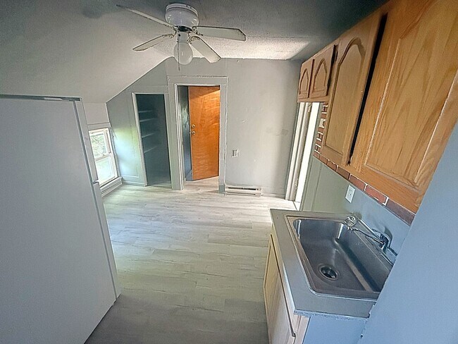 Primary Photo - 640 Carbon St