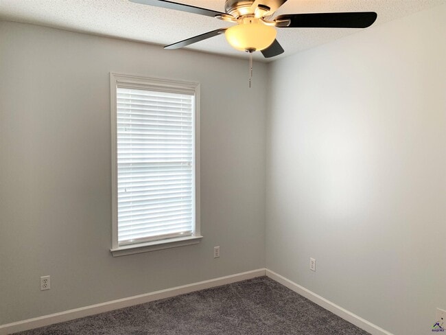 Building Photo - 110 Amber Dr