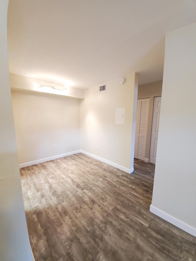 Building Photo - 6040 Shaker Wood Cir