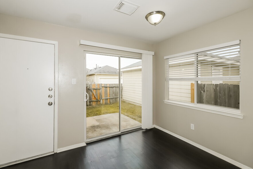 Building Photo - 6154 Settlers Lake Cir E