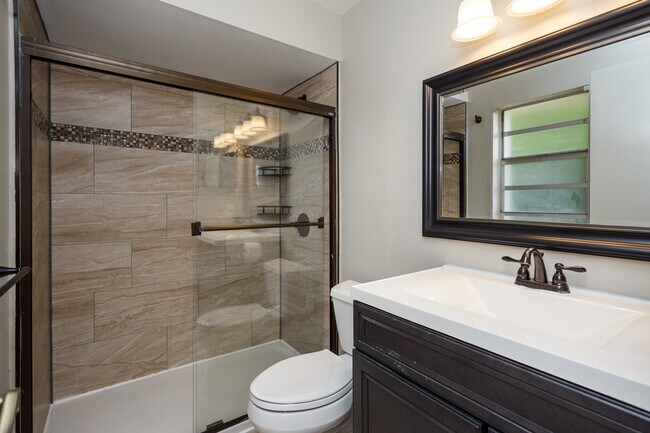 Building Photo - Clean and Neat Single Family Home