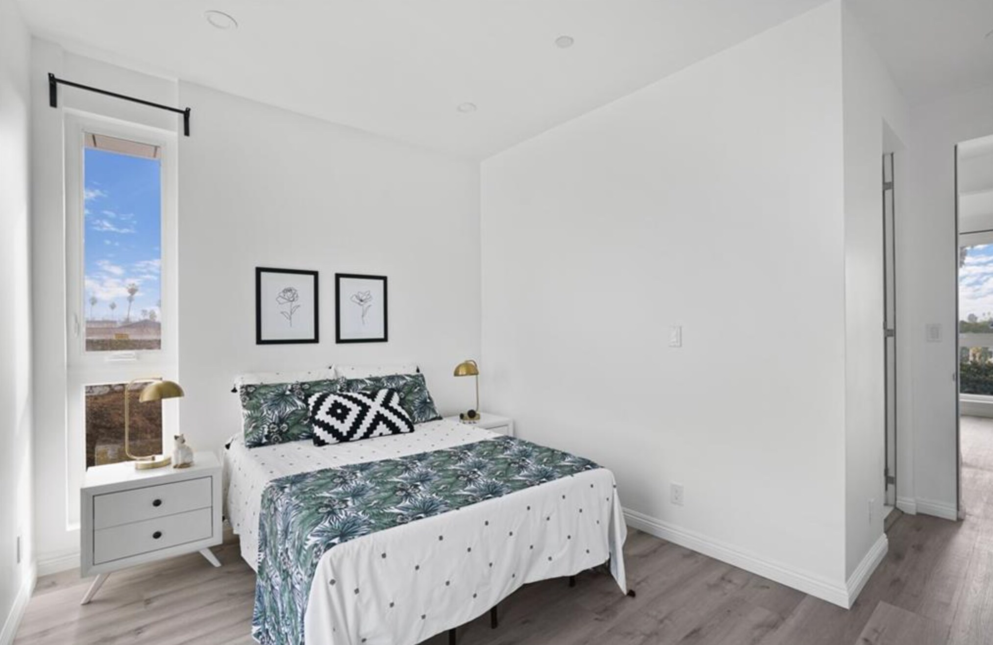 Building Photo - 837 1/2 N Kingsley Dr
