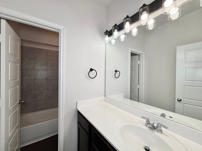 Building Photo - Gorgeous 4 bedroom home!