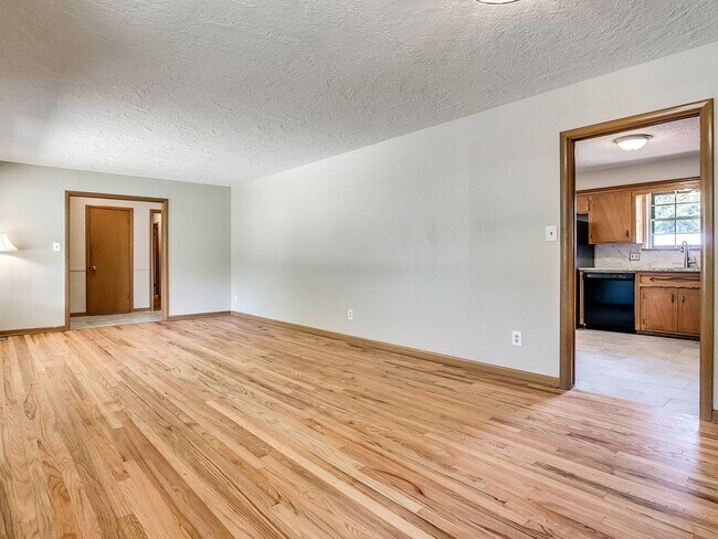 Building Photo - 908 Birch Dr