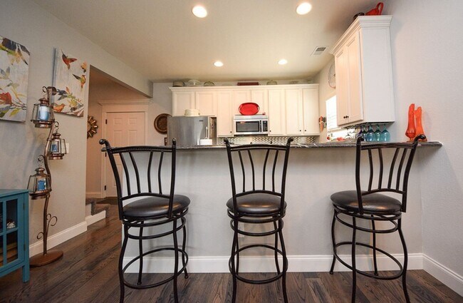 Building Photo - 3 Bedroom Beautiful Cleveland Home!