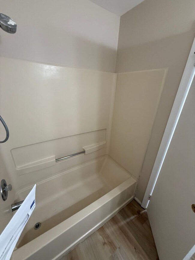 Building Photo - 100 Shawnee Pl