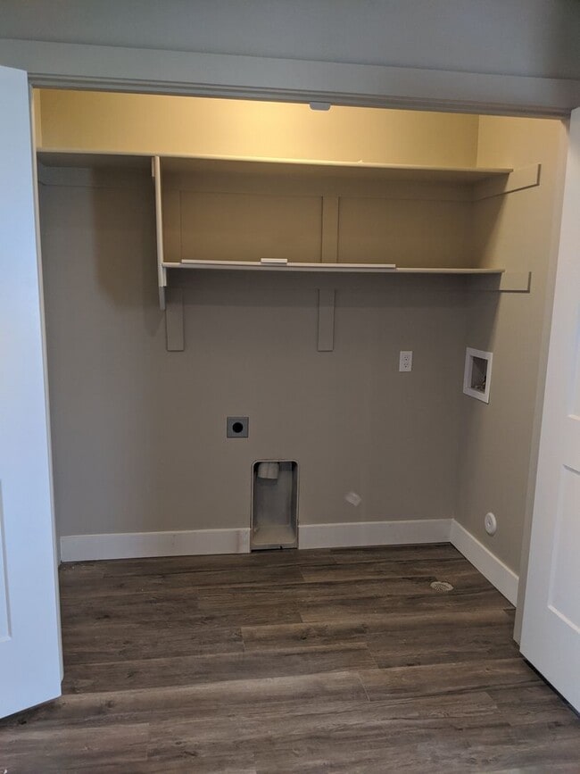 Building Photo - Move In & Save! | 3 Bed 2.5 Bath Townhome with Attached Garage + 2 Weeks Free