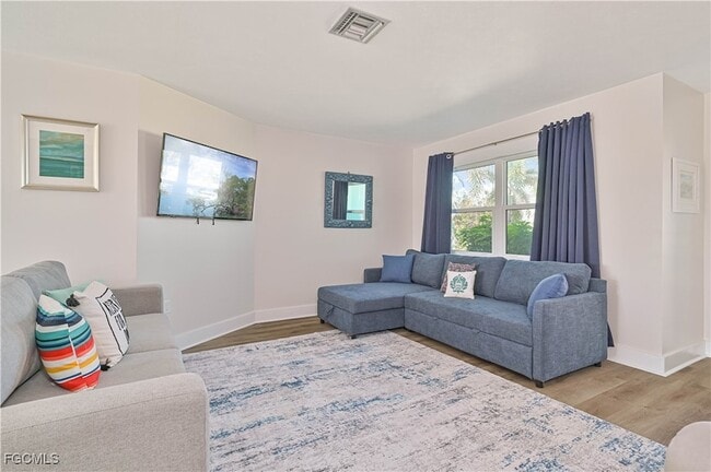 Building Photo - 2868 Sanibel Blvd