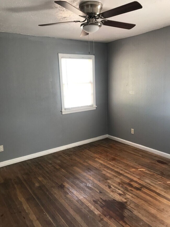 Building Photo - Handyman Special $0 First Month's Rent / “You fix, you SAVE BIG!!” Contact Mayshell for details: ...