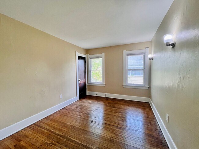 Building Photo - 3 Bedroom House