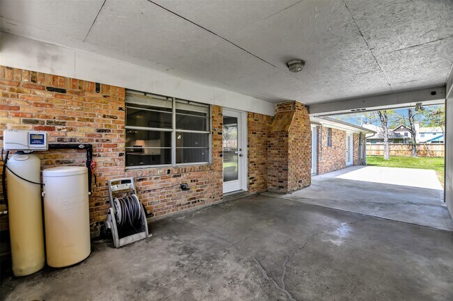 Building Photo - 25802 Maplewood Dr