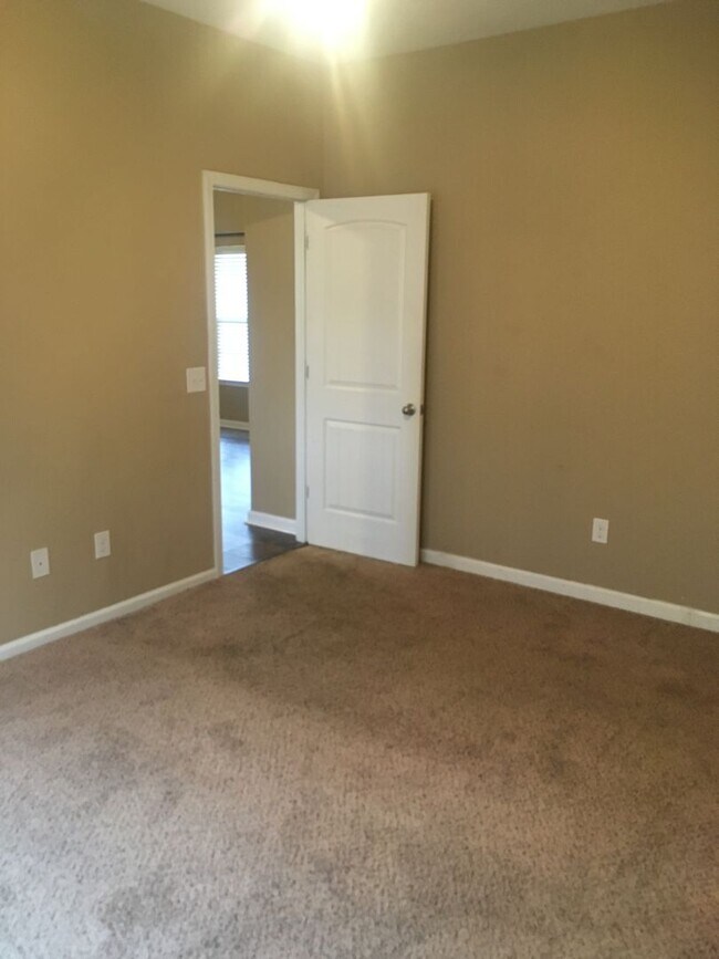 Building Photo - 3 bed 2 bath home on Henderson Hwy
