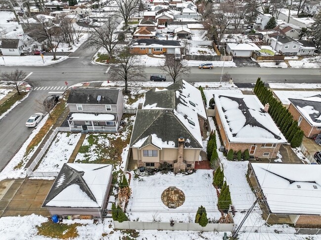 Building Photo - 9743 Oak Park Ave