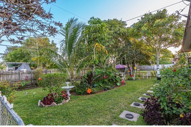 Building Photo - 324 NE 44th St