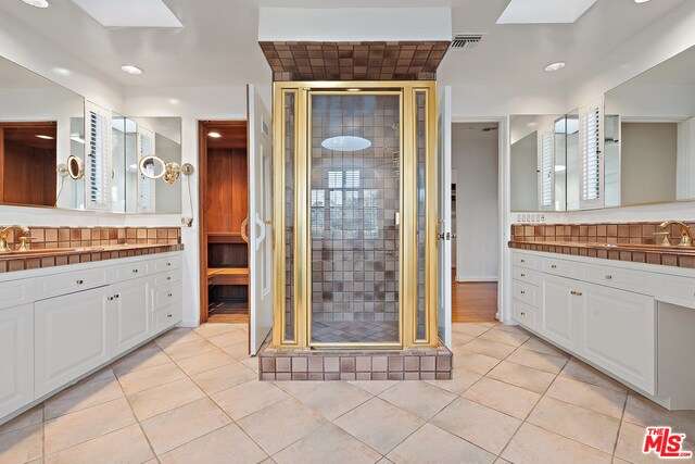 Building Photo - 711 N Linden Dr